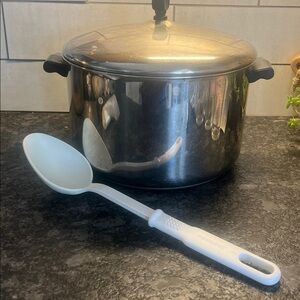 Vintage 8qt Farberware stock pot w/lid & spoon Excellent condition. Still shiny